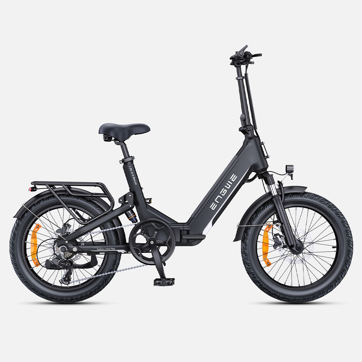 Schwarzes Elektrofahrrad mit breiten Reifen, Gepäckträger und dem Schriftzug ENGWE. Details wie Scheinwerfer und Schutzbleche sind sichtbar.