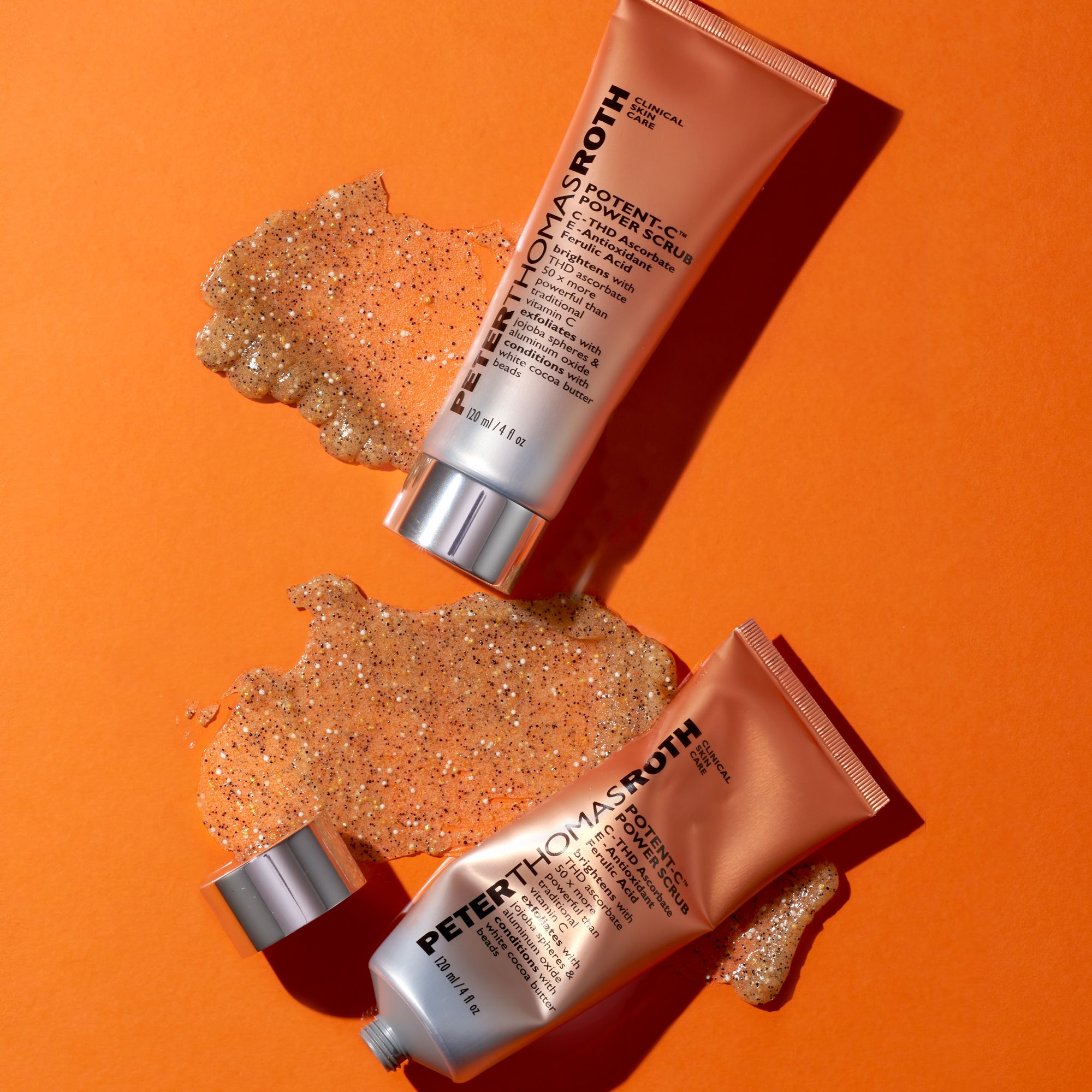 Zwei Tuben und Peeling-Textur. Beschriftung: Peter Thomas Roth, Potent-C Power Scrub. 120 ml/4 fl oz.