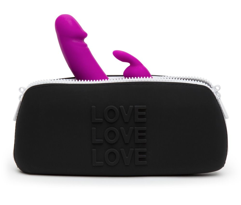 Schwarze Tasche mit Reißverschluss, enthält ein lila Sexspielzeug. "LOVE"-Schriftzug.