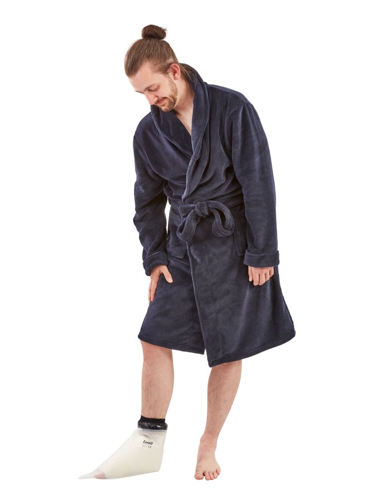 Mann im Bademantel mit Fußschutz für Gips. Transparente, weiße Hülle mit schwarzem Abschluss. Marke Limbo.