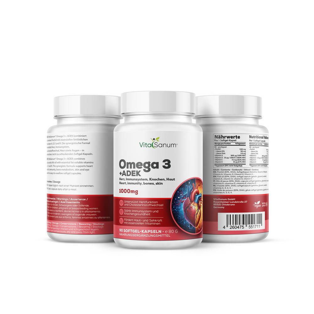 Drei weiße Flaschen VitaSanum Omega 3 + ADEK Kapseln. Aufschrift: Omega 3 + ADEK, 1000mg. Abbildung eines Herzens. 90 Softgel-Kapseln.