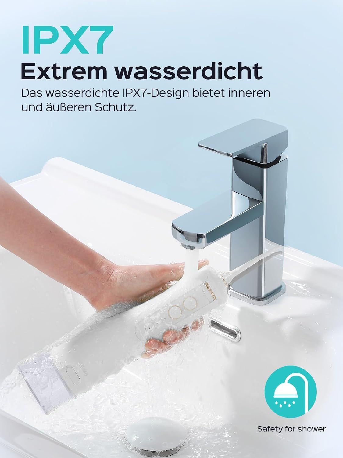 Familie lächelt, Munddusche mit vier Aufsätzen für professionelle Reinigung.