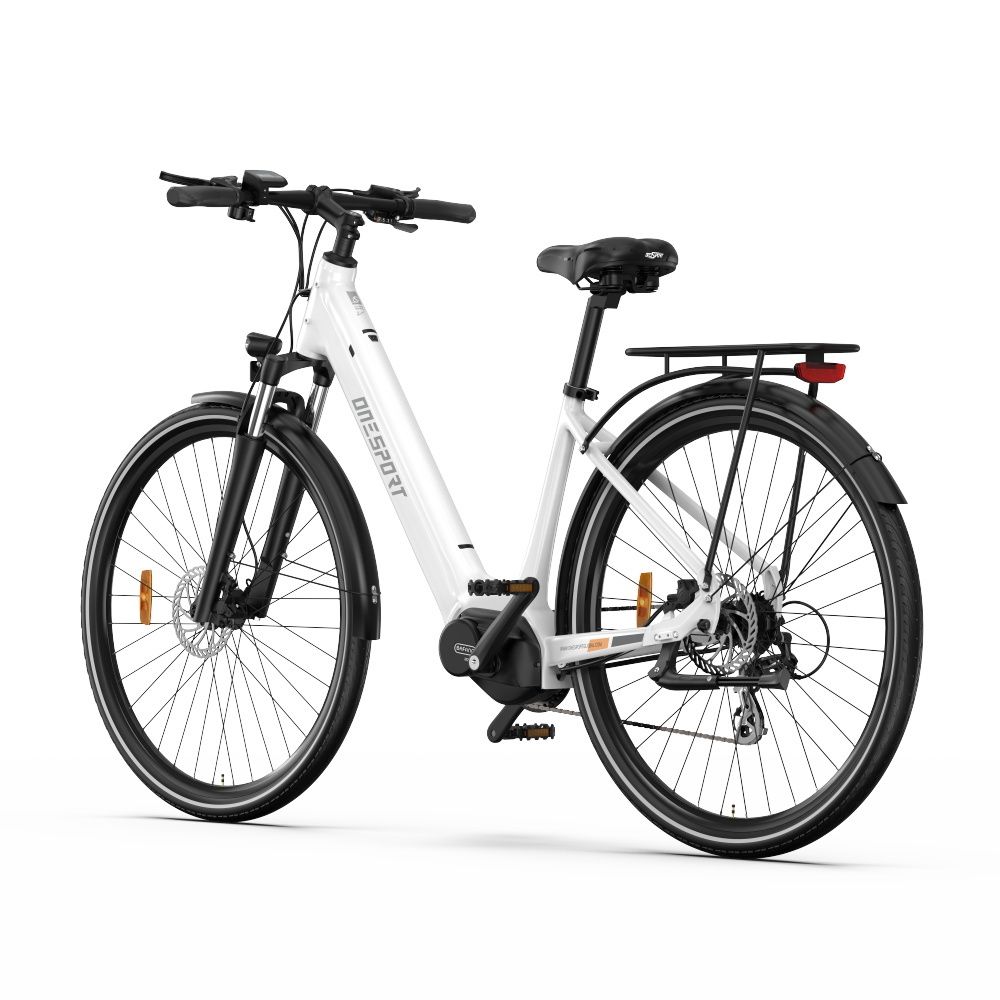 Weißes E-Bike mit schwarzen Komponenten. Gepäckträger, Schutzbleche und Scheibenbremsen. OneSport.