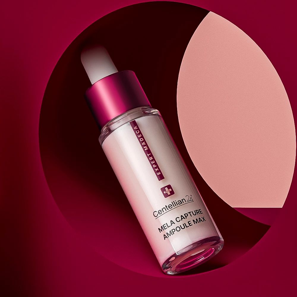 Serumflasche mit rotem Deckel und Pipette, vor rosa Hintergrund. Beschriftung: Expert Madeca, Centellian 24, Mela Capture Ampoule Max.