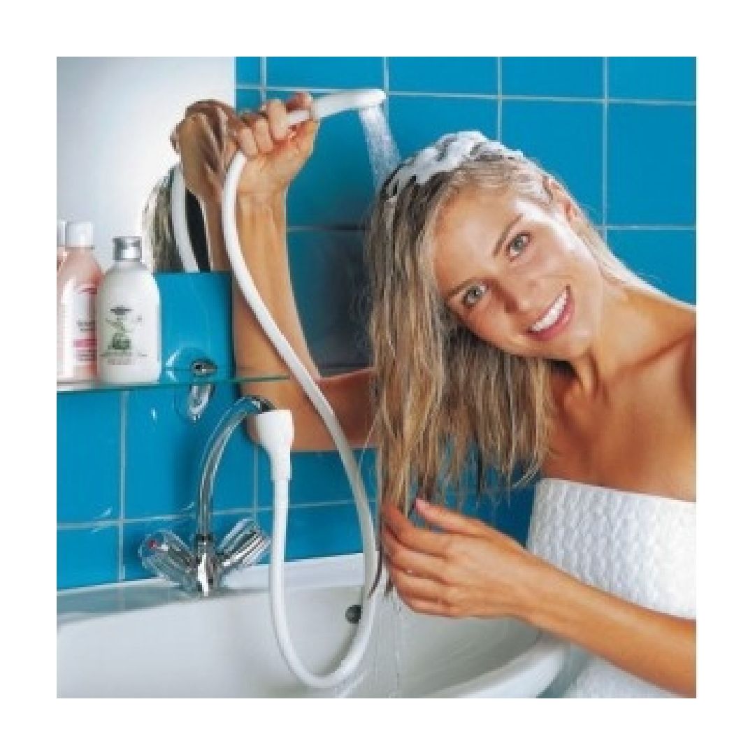 Frau wäscht sich die Haare mit einer Handbrause. Weißer Schlauch, Chromarmatur, Badezimmer.