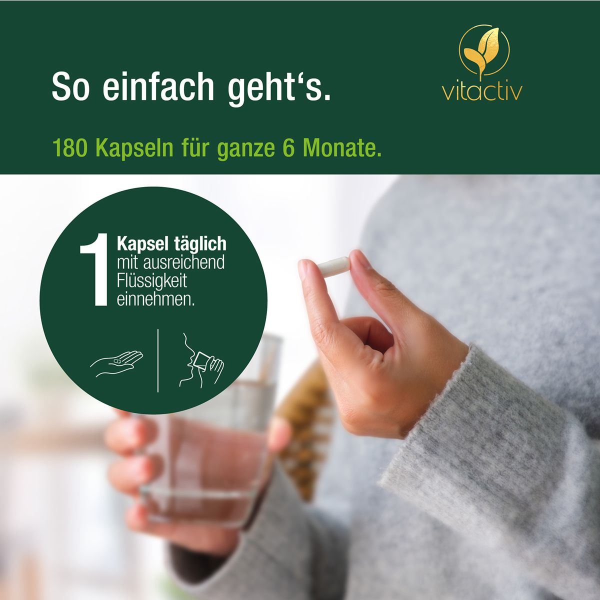 Hand hält eine Kapsel. Daneben Glas Wasser. Text: 1 Kapsel täglich mit ausreichend Flüssigkeit einnehmen.