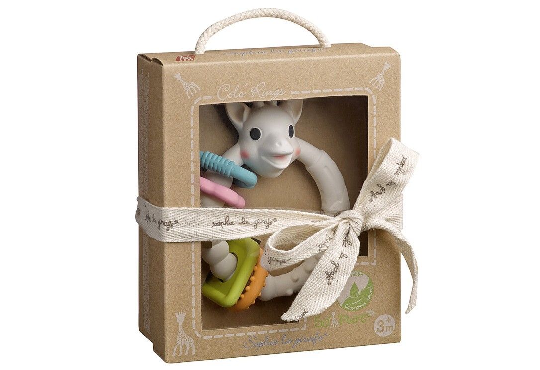 Geschenkbox mit Beißring und Zubehör. Giraffen-Kopf sichtbar. Verpackt mit Schleife und Markenlogo.