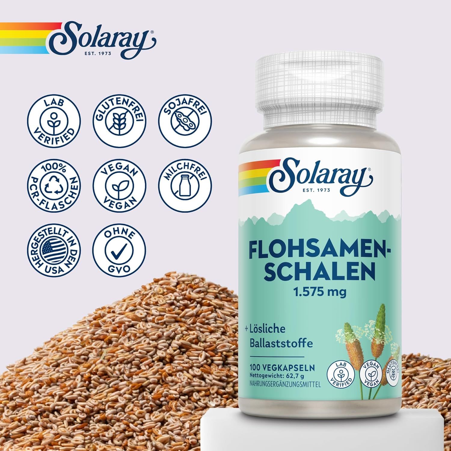 Solaray Flohsamenschalen Kapseln neben einem Haufen Flohsamen. Links Zertifizierungen: Lab Verified, Glutenfrei, Sojafrei, 100% Recyclingflasche, Vegan, Milchefrei, Ohne GVO.