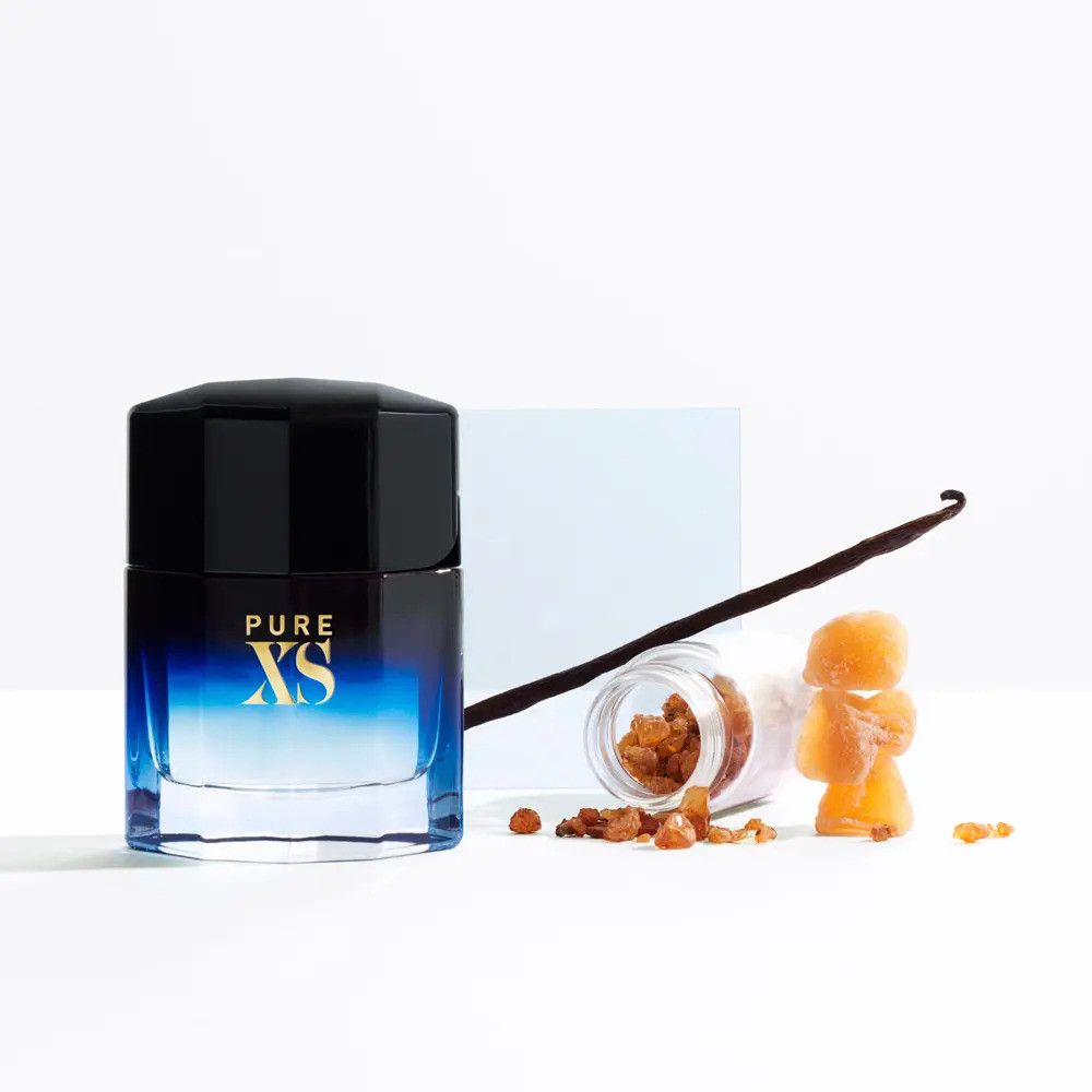 Paco Rabanne Pure XS E.d.T. Flakon, Vanilleschote, getrocknete Früchte. Flakon blau-schwarz, mit Zutaten.
