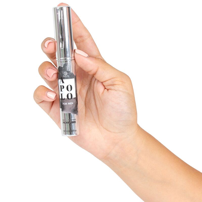 Silberfarbener Zerstäuber in einer Hand gehalten. Aufschrift: Apolo for Men. Schwarzer Hintergrund. Mit Kappe.