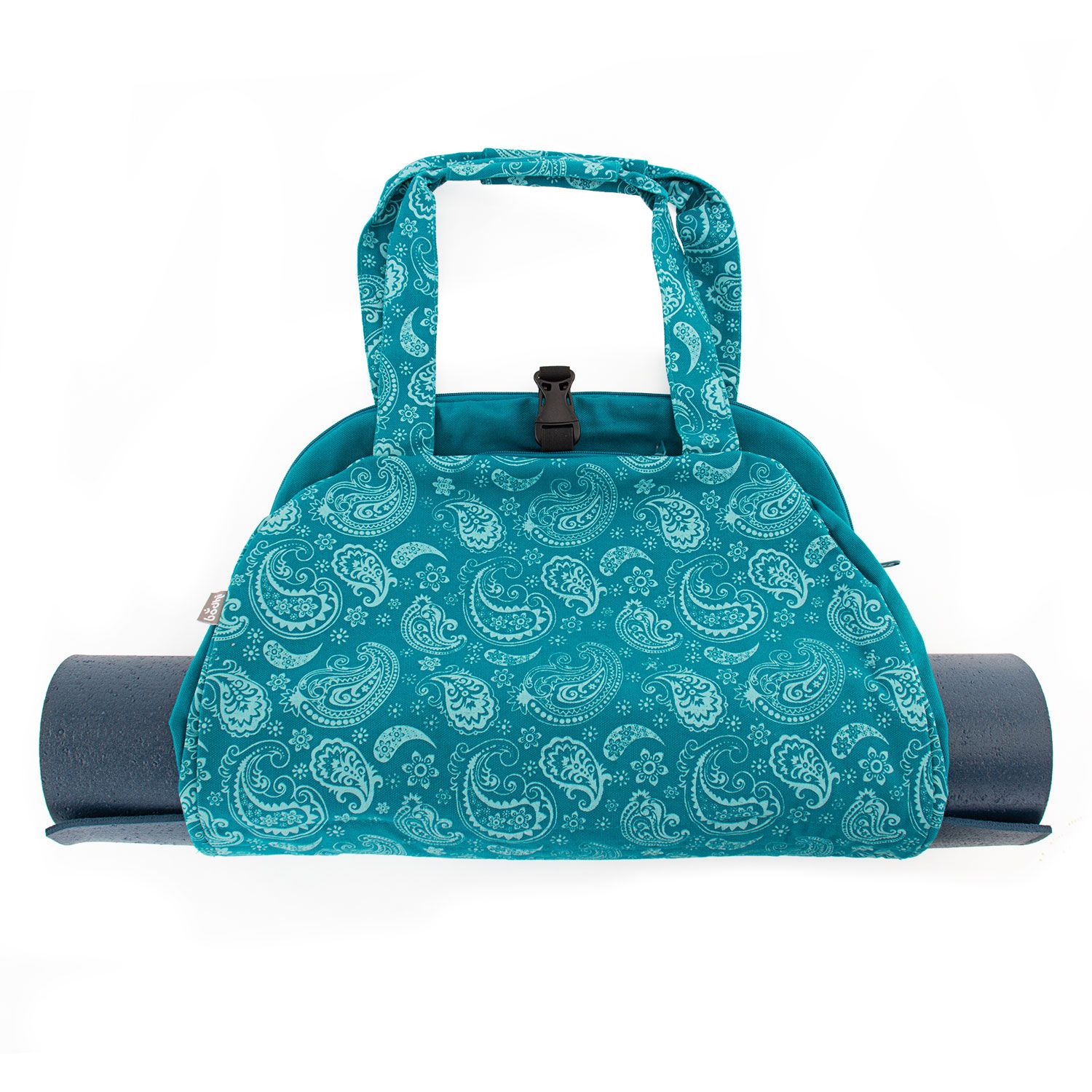 Petrolfarbene Yogatasche mit Paisley-Muster. Tragegriff und Verschluss. Eine Yogamatte ist teilweise sichtbar.