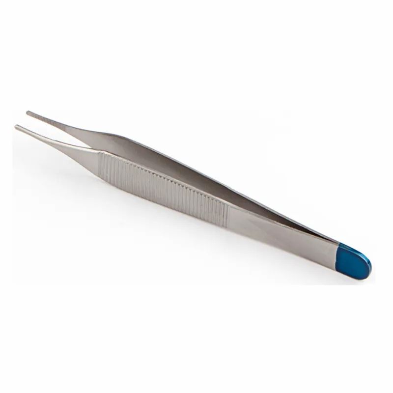 Pinzette aus Metall mit geriffelter Oberfläche. Blaue Spitze. Medizinprodukt.