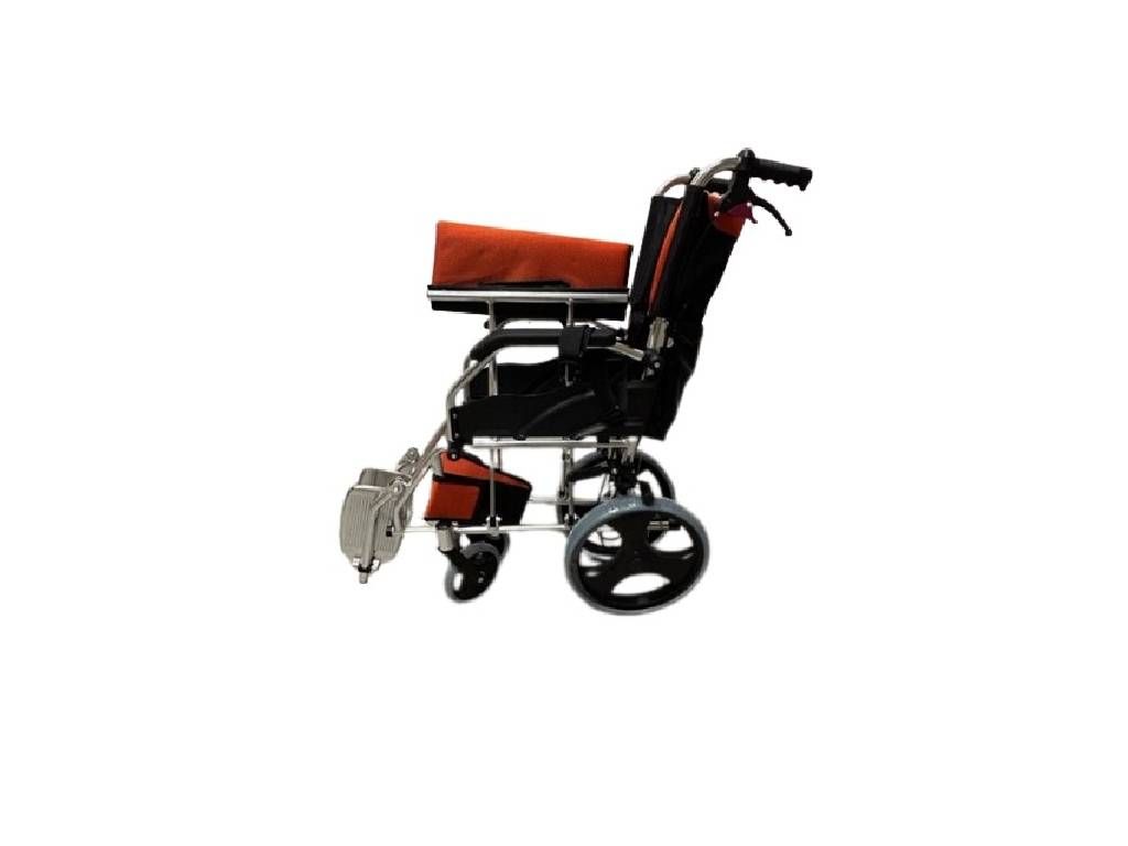 Seitenansicht eines Rollstuhls. Orangefarbene Sitzfläche und Rückenlehne. Schwarze Räder und Rahmen. Fußstützen.