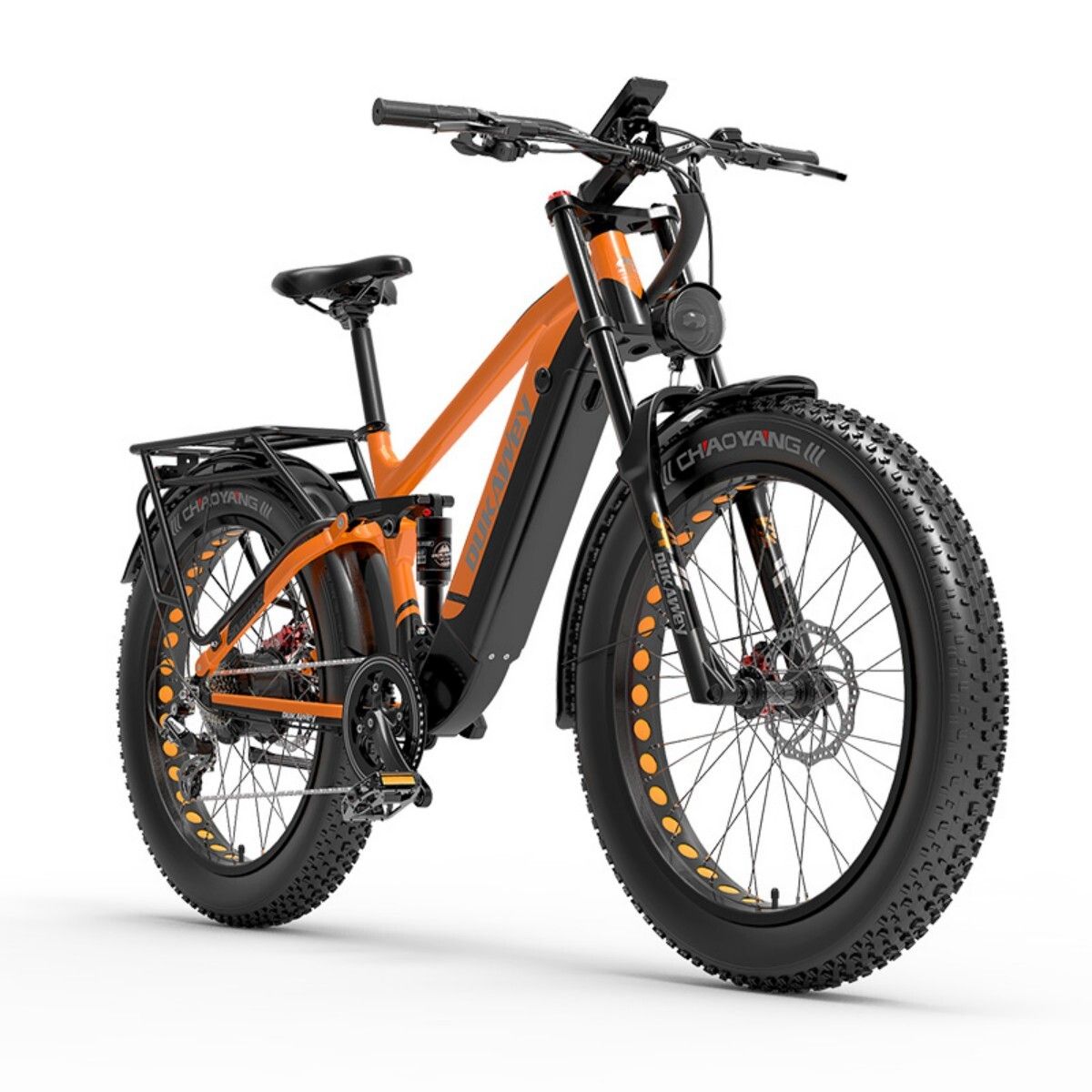 Orangefarbenes E-Mountainbike mit schwarzen Elementen. Breitreifen, Gepäckträger, Frontscheinwerfer. Schwarzer Sattel und Lenker.