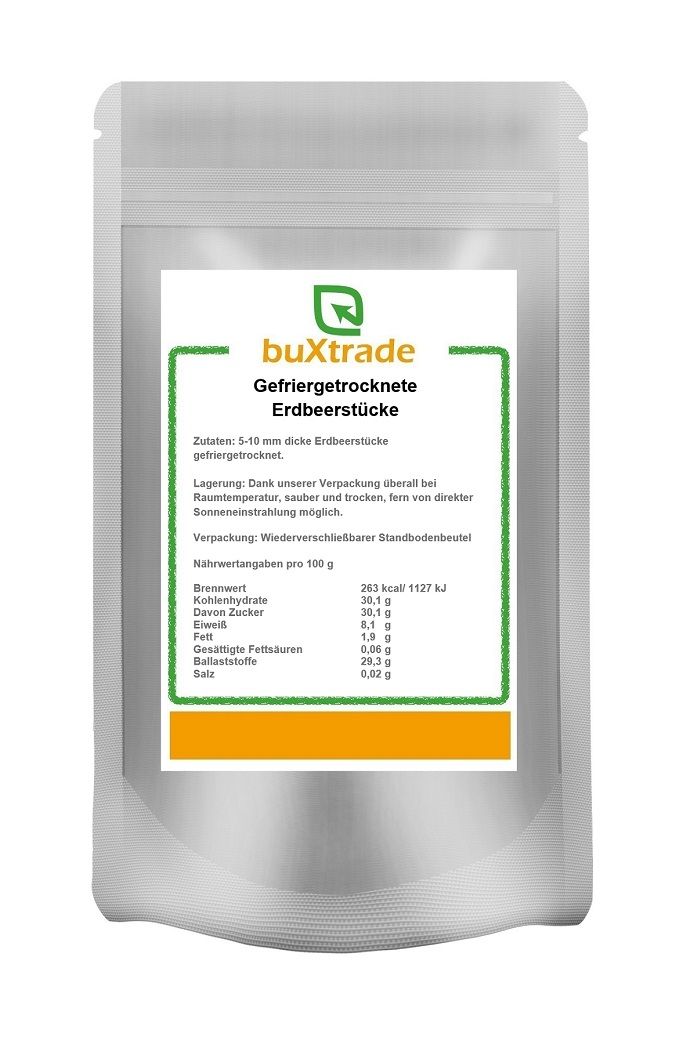 Beutel mit gefriergetrockneten Erdbeerstücken. Weißes Etikett mit Produktinformationen und Marke buXtrade.