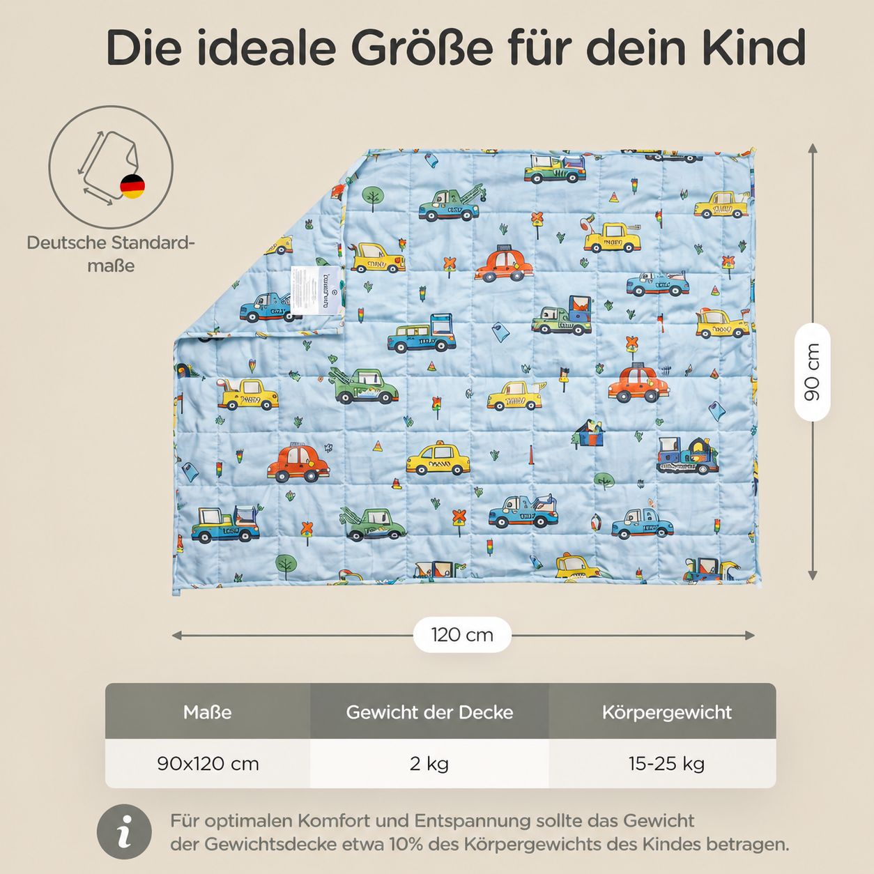 Eine Junge schläft unter einer blauen Gewichtsdecke mit Fahrzeugmotiven. Die Decke ist 10x10 cm gesteppt.