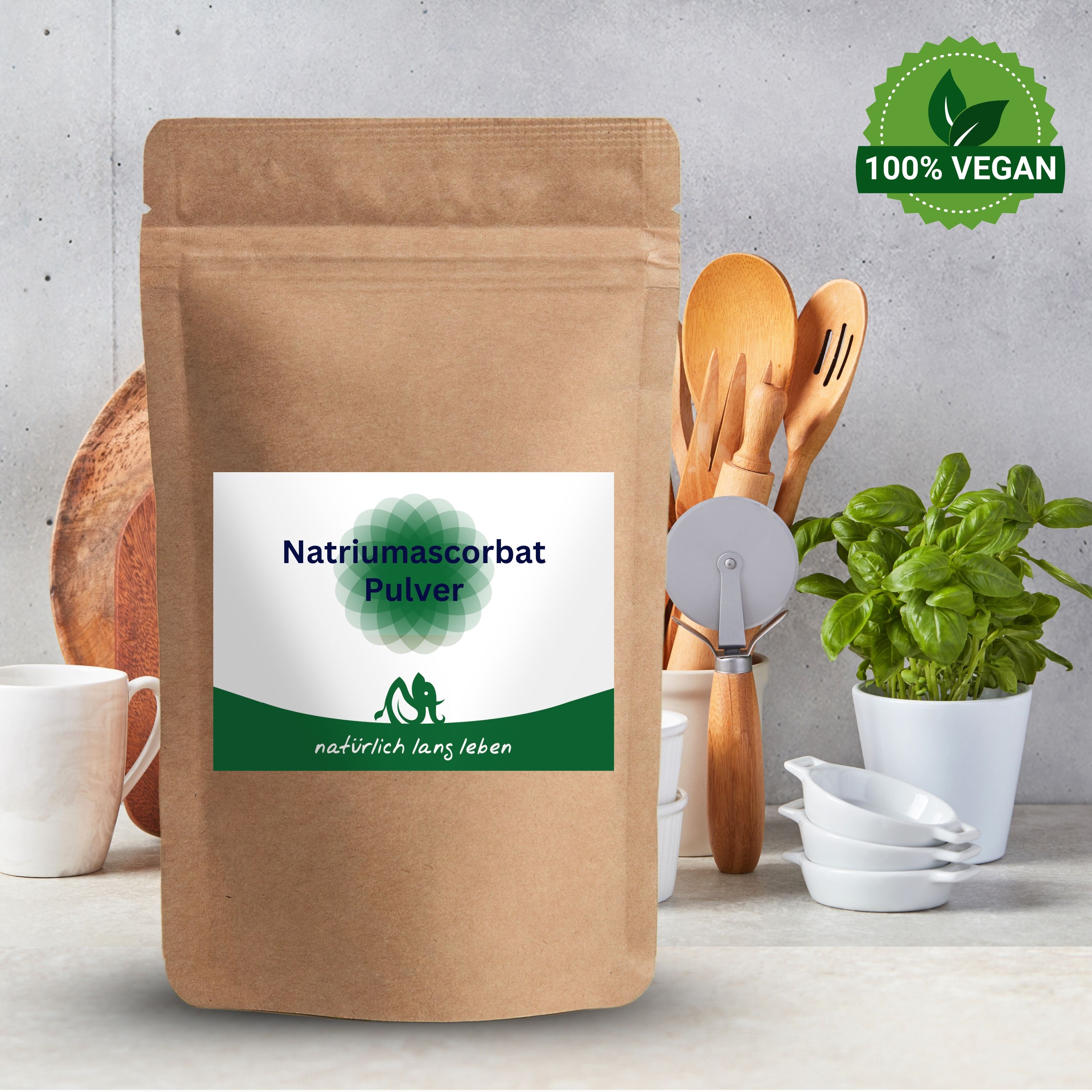 Beutel mit weißem Etikett. Aufschrift: Natriumascorbat Pulver, natürlich lang leben. 100% Vegan-Siegel. Hintergrund: Küche.