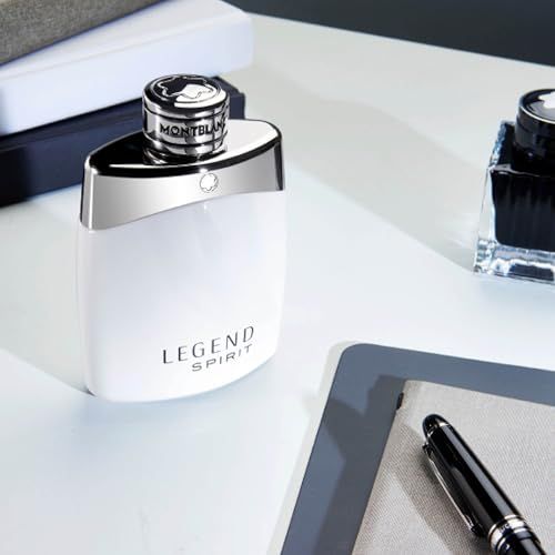 Weißes Eau de Toilette mit silberner Kappe. Auf einem Tisch mit Stift, Notizblock und Tintenfass platziert.