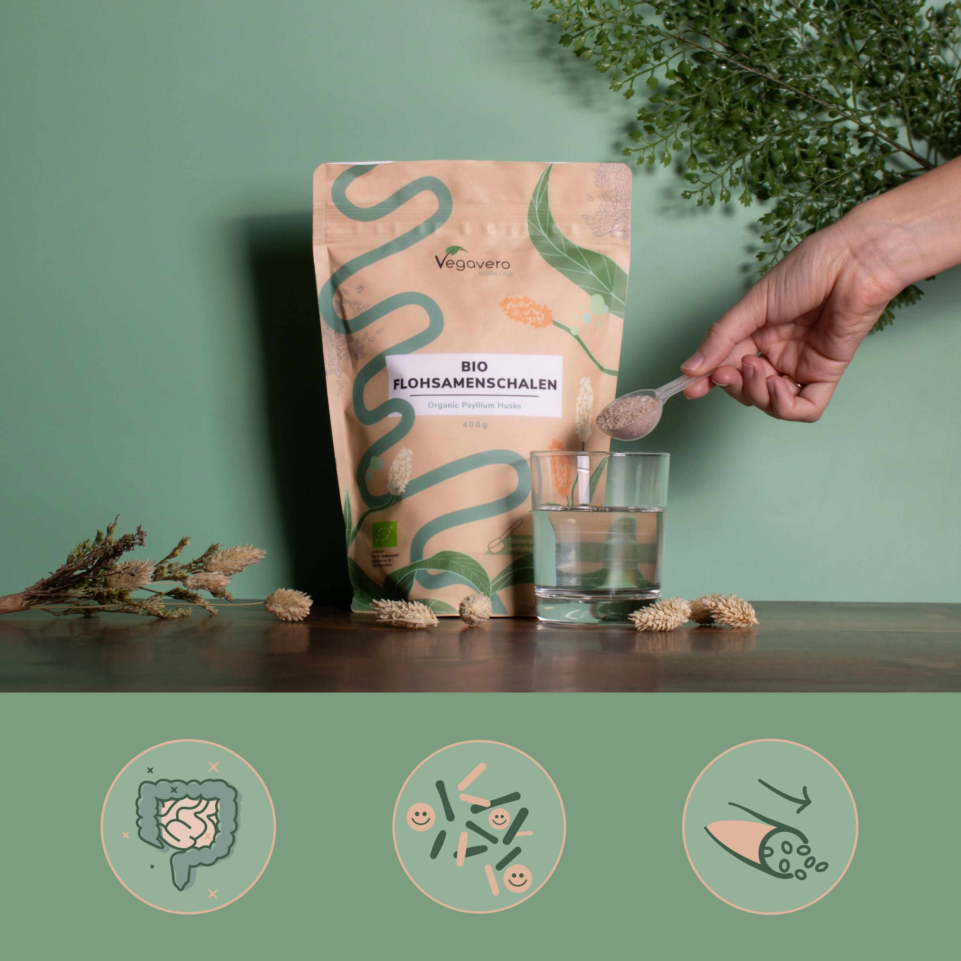 Person gießt Flohsamenschalen in ein Glas Wasser. Auf dem Tisch: Packung, Wasserglas, Löffel, und Illustrationen zu Darmgesundheit.