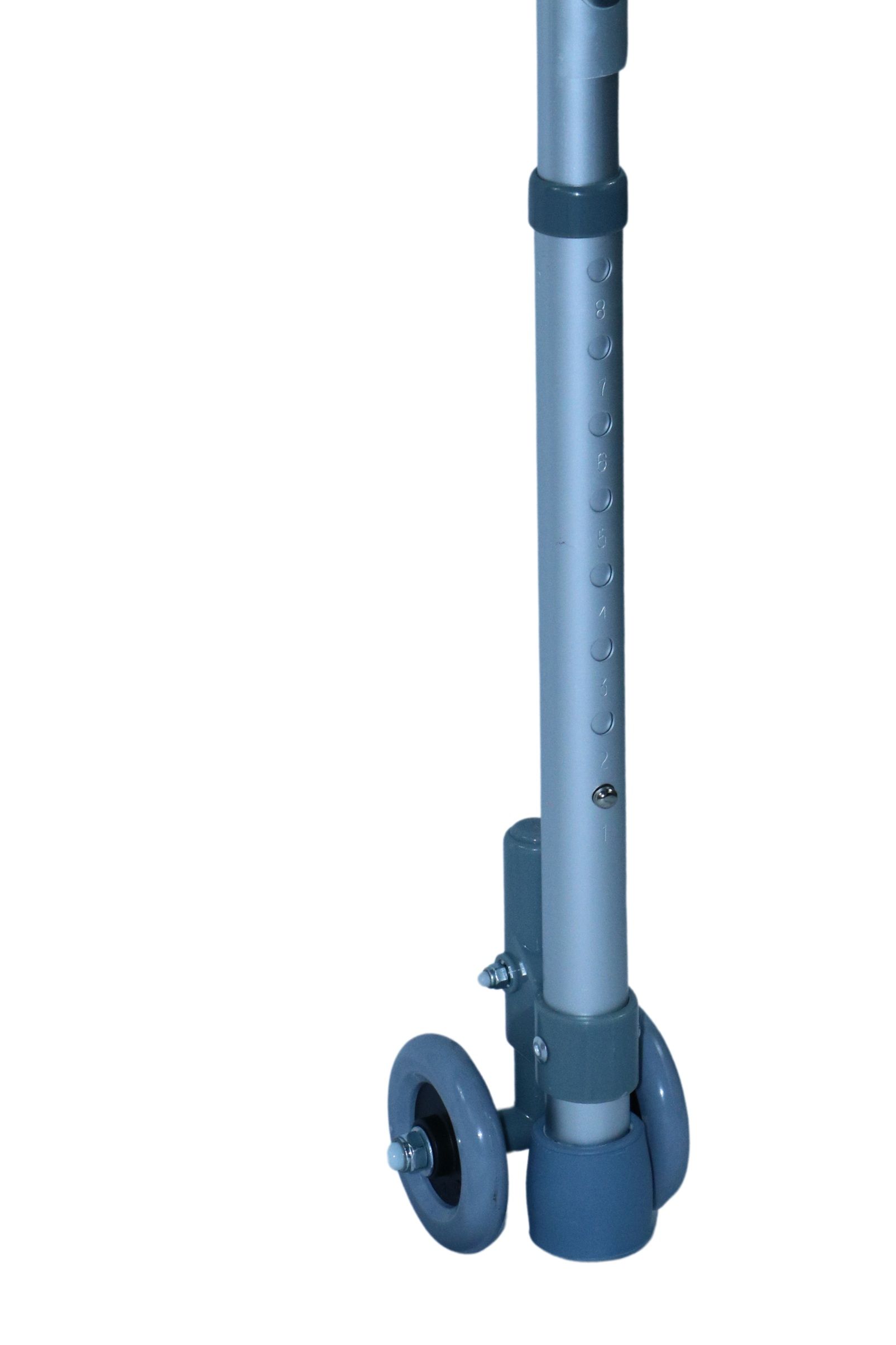 Detailansicht eines Gehgestells. Aluminiumrohr mit Rad und Verstellmechanismus.