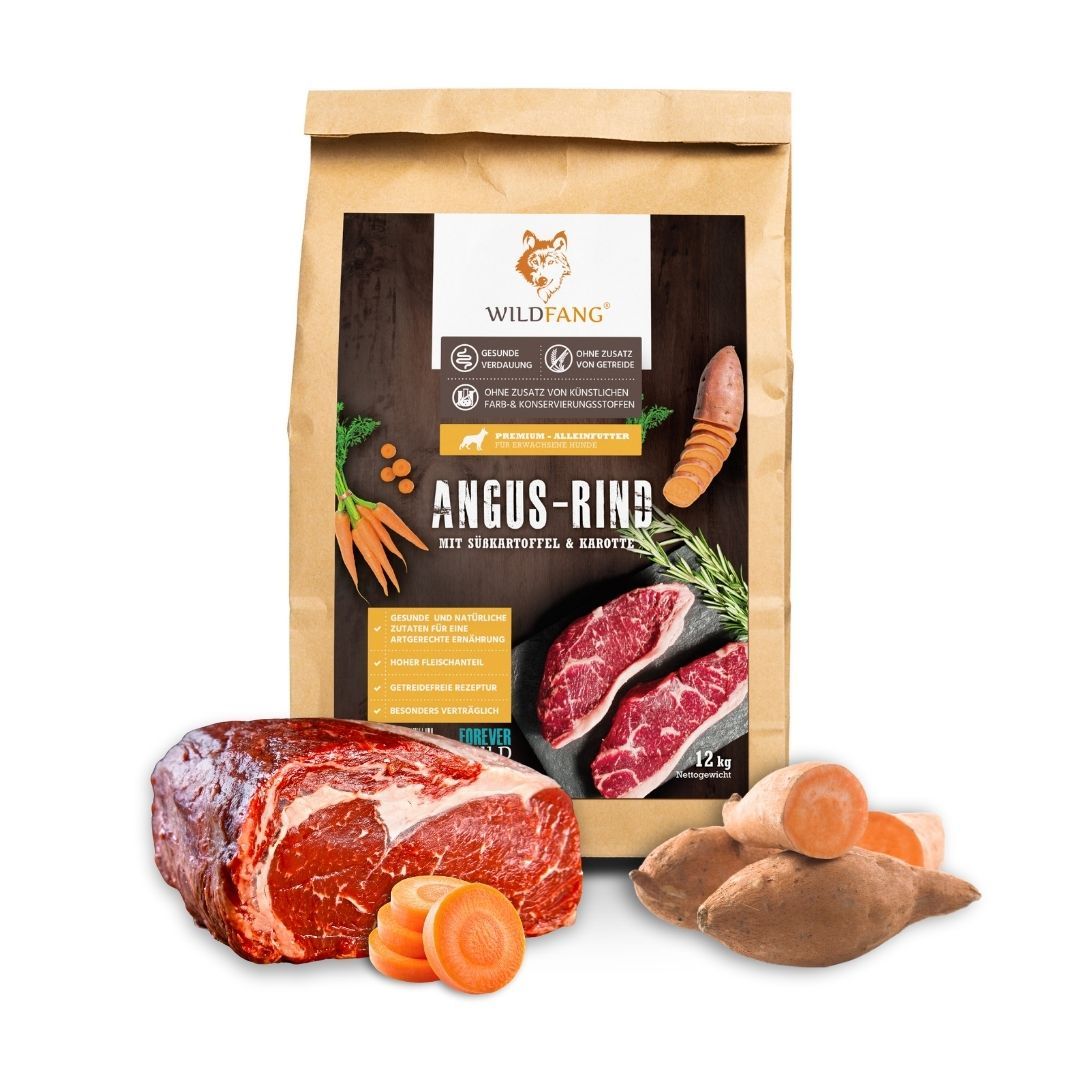 Wildfang-Hundefutter-Packung mit Angus-Rind, Süßkartoffeln und Karotten. Rohfleisch und Gemüse daneben.