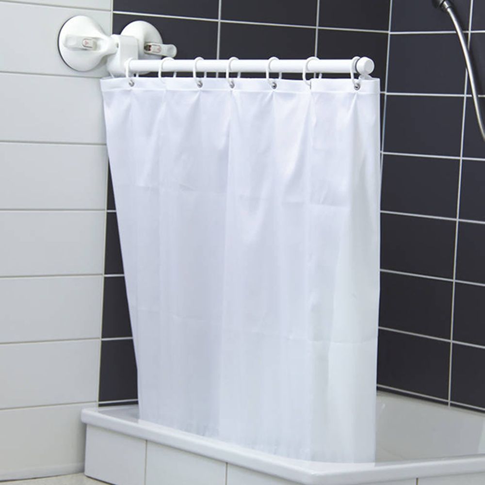 Duschvorhang mit Stange über einer Badewanne, an der Wand befestigt.