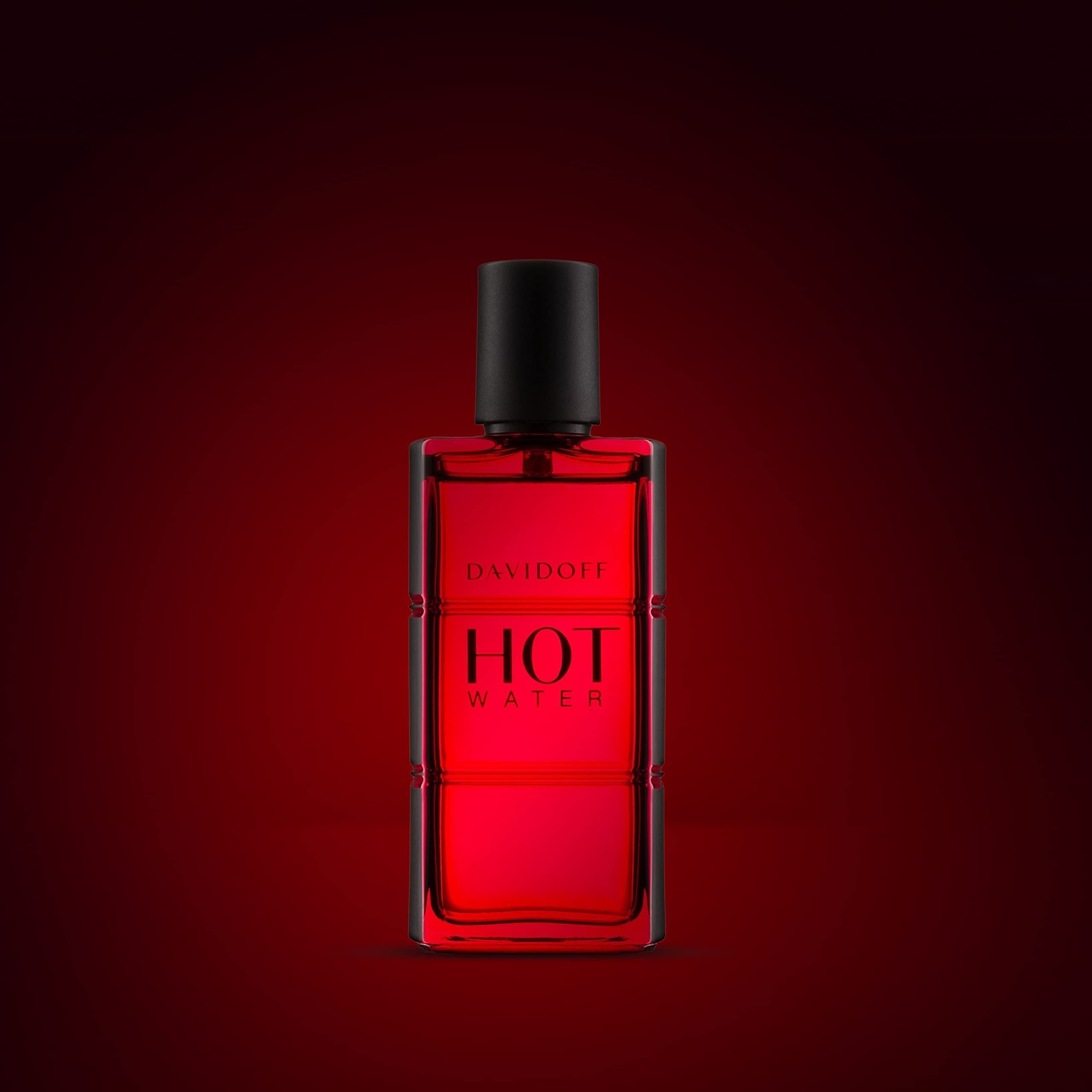 Davidoff Hot Water Eau de Toilette Spray, rote Flasche mit schwarzem Zerstäuber. Schwarze Schrift auf rotem Hintergrund.