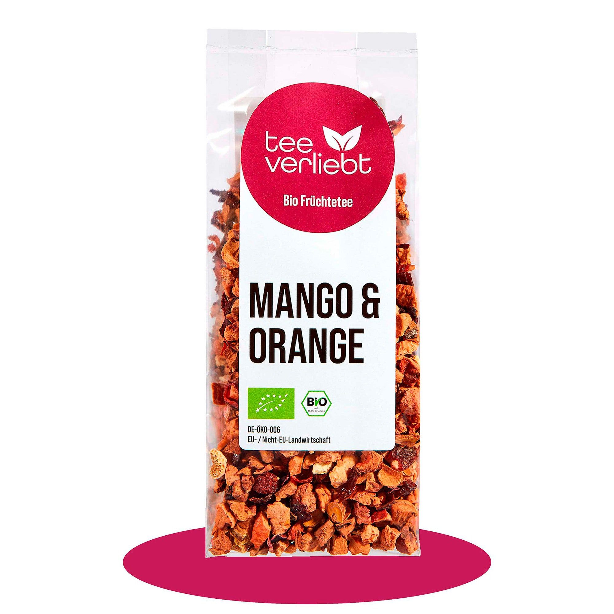 Transparente Verpackung mit losem Früchtetee. Aufdruck: "tee verliebt", "Mango & Orange", Bio-Siegel.