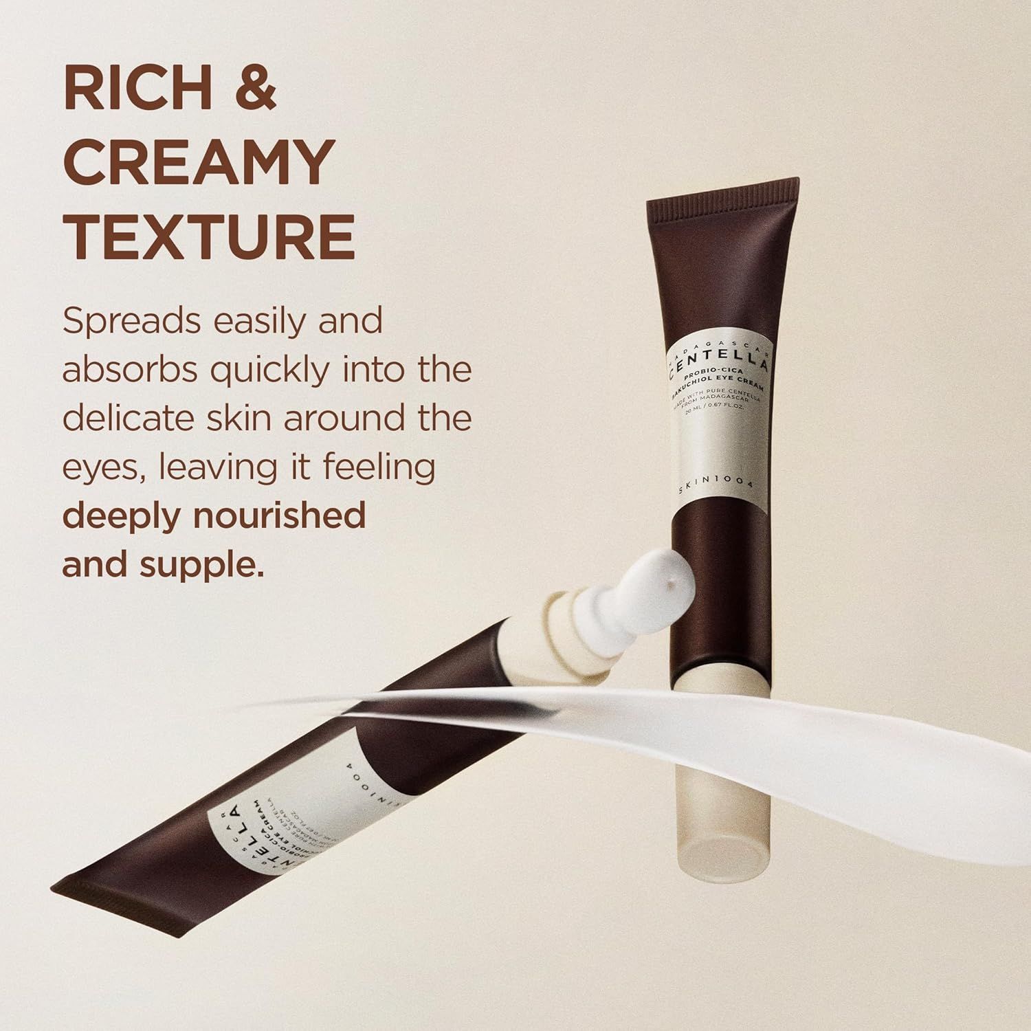 Zwei Tuben SKIN1004 Eye Cream und Spatel. Text: Reichhaltige und cremige Textur. Für Augenpartie.