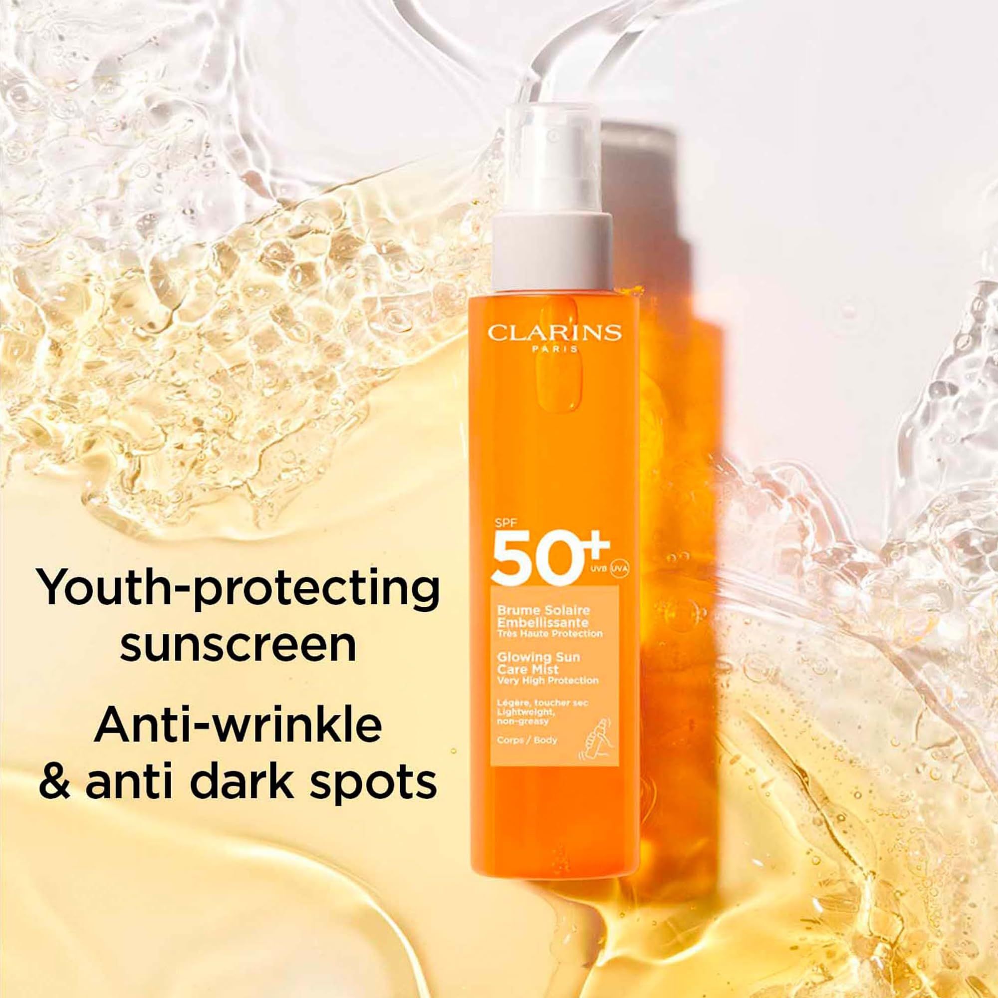 Orangefarbene Sprühflasche mit weißem Sprühkopf. Aufschrift SPF 50+ und Clarins. Text: Youth-protecting sunscreen, Anti-wrinkle & anti dark spots.