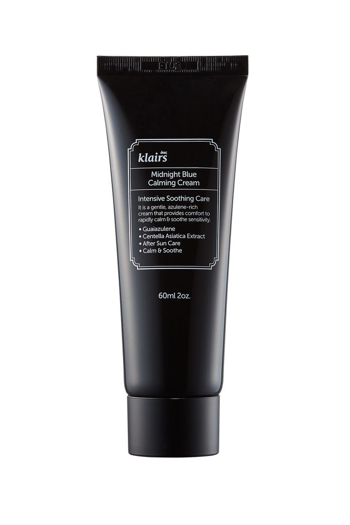Dunkelblaue Tube mit weißem Etikett. Text: klairs, Midnight Blue Calming Cream. 60ml 2oz. Enthält Guaiazulen, Centella Asiatica.