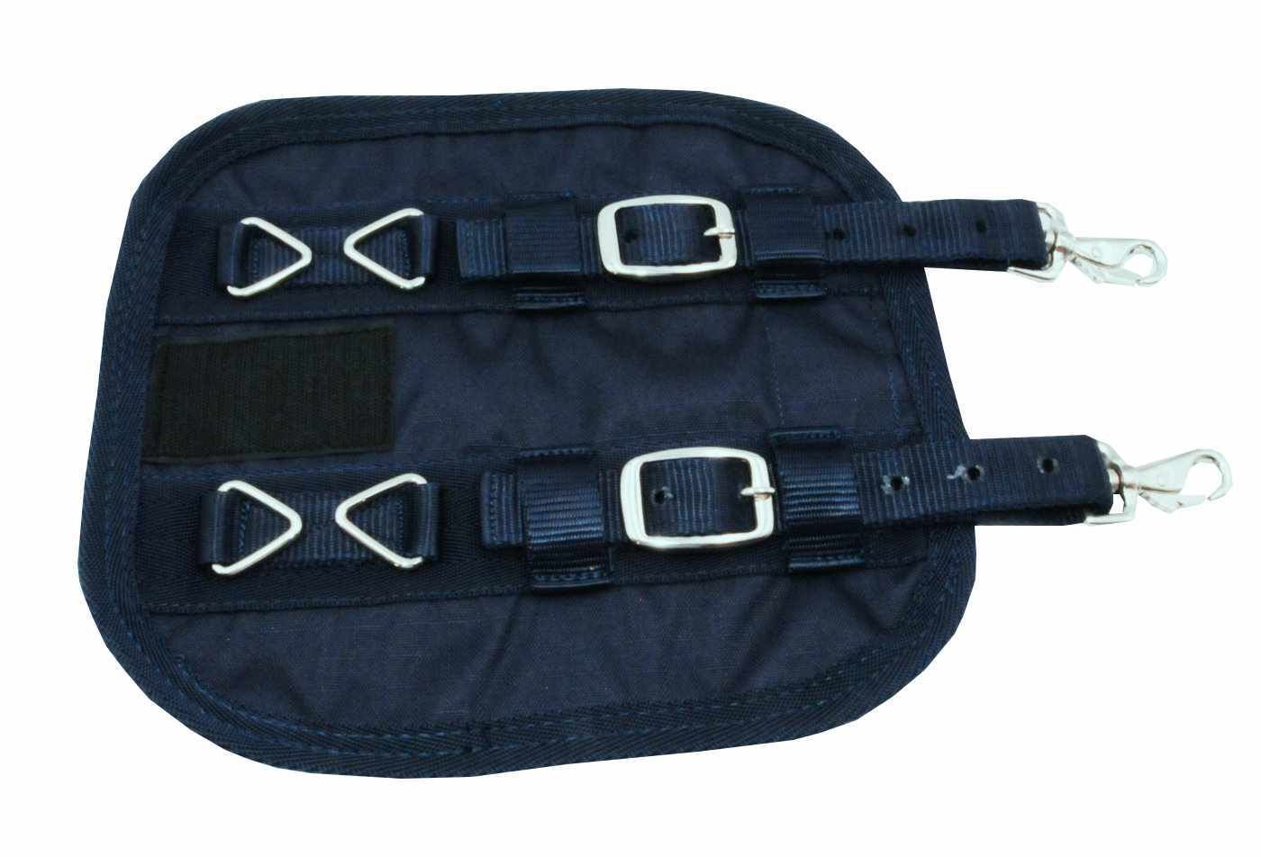 Dunkelblaues Textil mit zwei Riemen, Schnallen und Haken. Rechteckige Form mit abgerundeten Ecken.