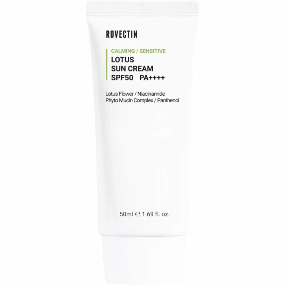 Weiße Tube mit ROVECTIN Calming Lotus Sun Cream SPF50+ PA++++. Text: Lotus, Niacinamid, Phyto Mucin Complex, Panthenol. 50ml.