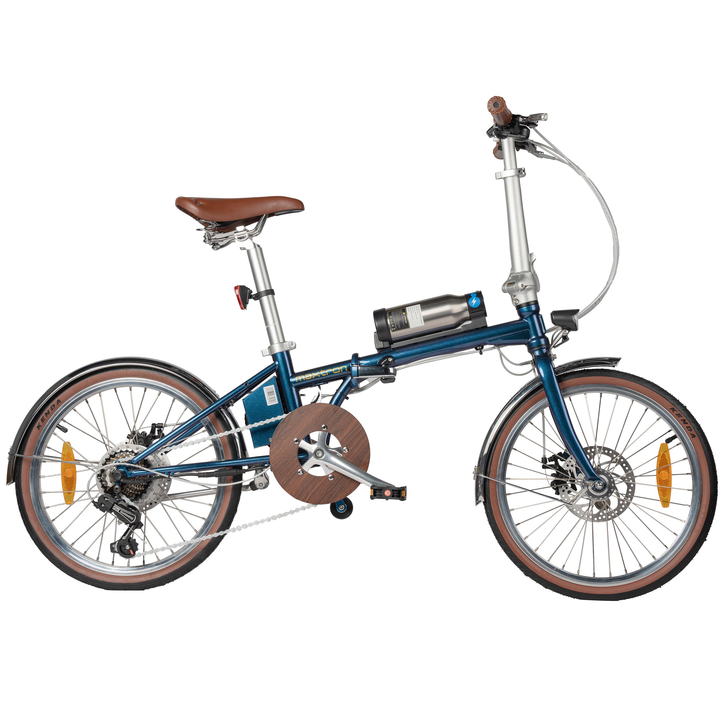 Blaues E-Bike mit braunem Sattel und Reifen. Silberne Batterie am Rahmen. Schutzbleche und Kette.