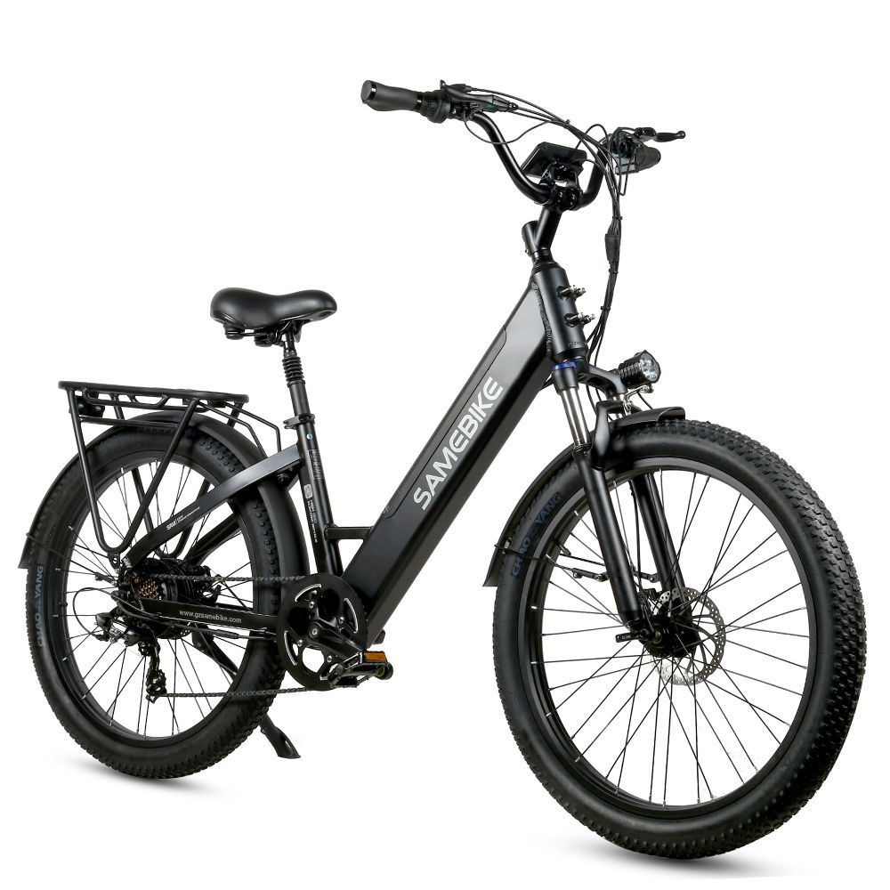 Schwarzes Elektrofahrrad Samebike mit Gepäckträger, Schutzblechen und breiten Reifen. Marke Samebike sichtbar.