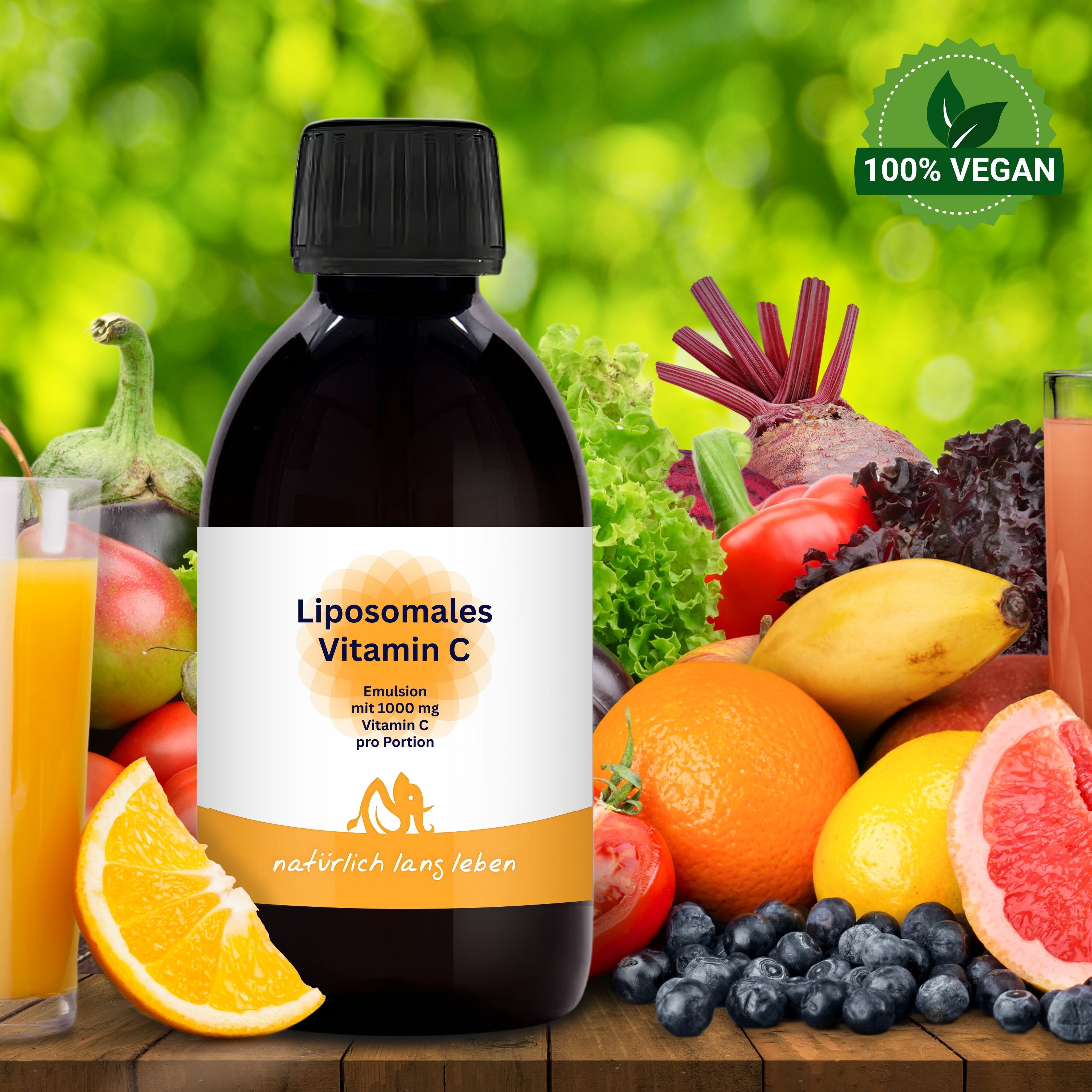 Braune Flasche Liposomales Vitamin C mit Etikett. Umgeben von Obst und Gemüse. Vegan-Siegel. Marke: natürlich lang leben.