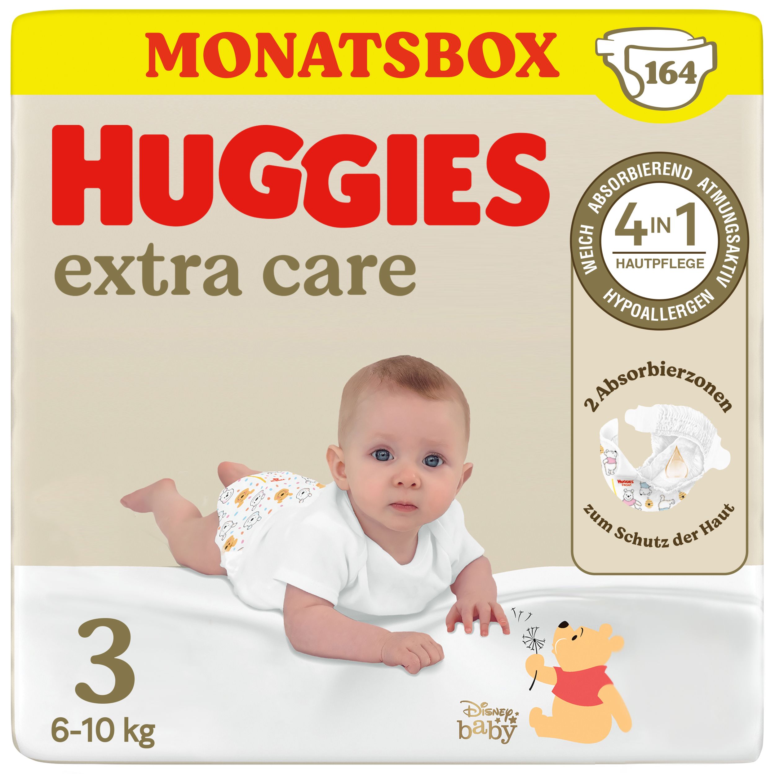 Huggies Extra Care Windeln, Größe 3, Monatsbox. Baby liegt auf Windelpackung. Winnie Puuh-Design. 6-10 kg.