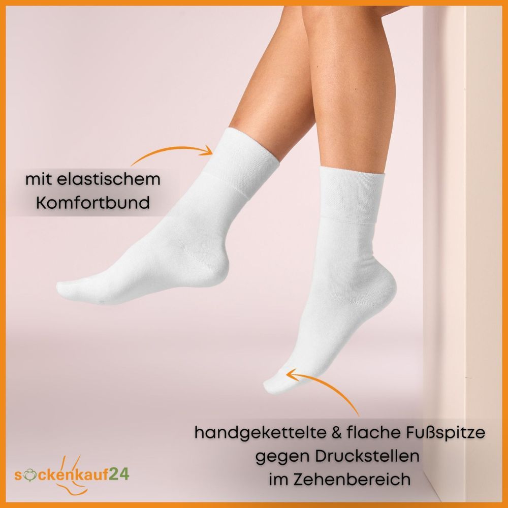 Weiße Socken am Bein. Text: Mit elastischem Komfortbund, handgekettelte & flache Fußspitze gegen Druckstellen.
