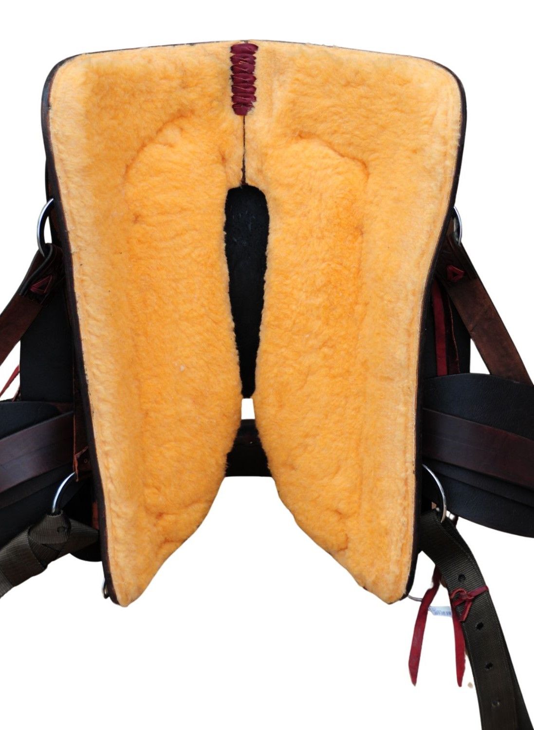 Unterseite eines Sattels mit gelbem Fellfutter. Braune Lederriemen und Metallringe.