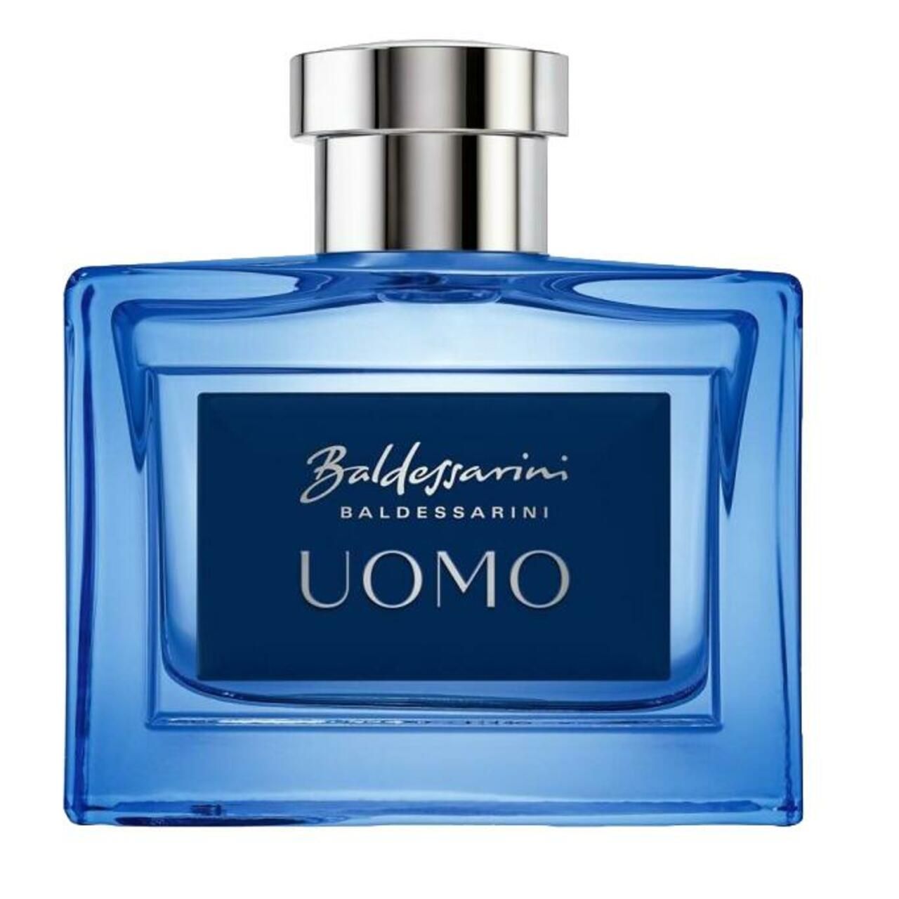 Blauer Flakon mit silbernem Verschluss. Aufschrift: Baldessarini Uomo. Rechteckige Form. Dunkelblaue rechteckige Aufschrift.