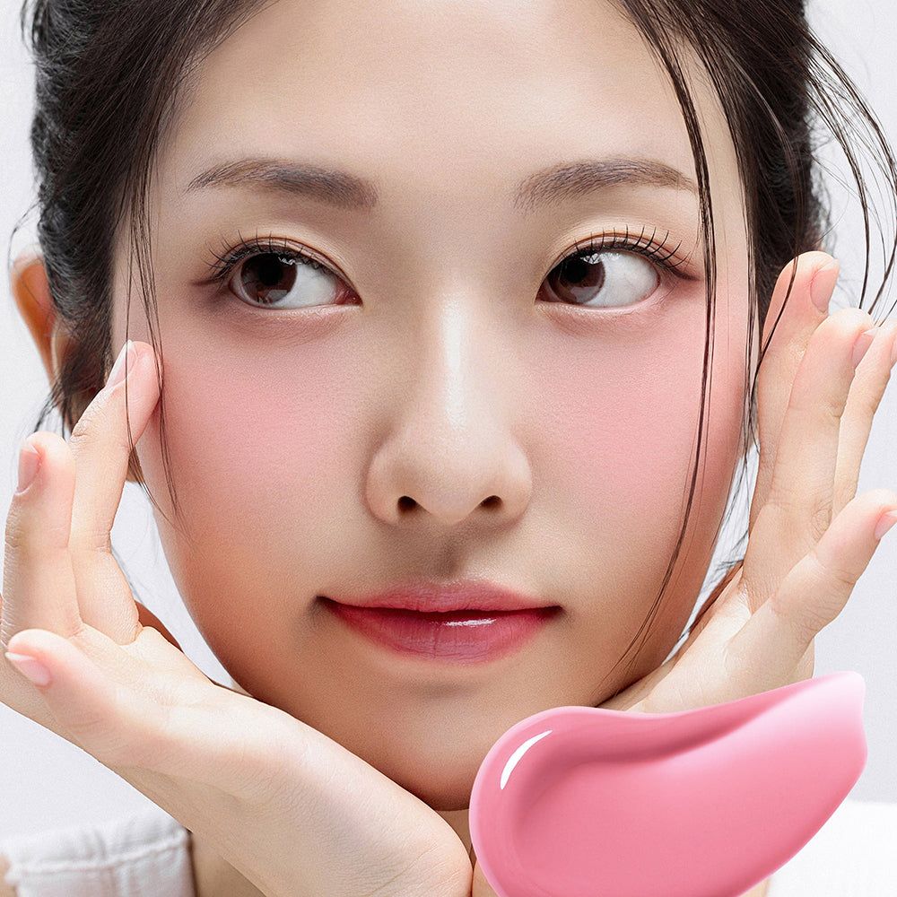 Nahaufnahme einer Frau mit rosa Wangen. Ein Klecks rosa Blusher unten rechts.