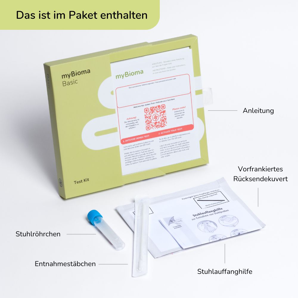 Geöffnete, hellgrüne Schachtel mit Inhalt: Röhrchen, Entnahmestäbchen, Anleitung, Rücksendeumschlag.