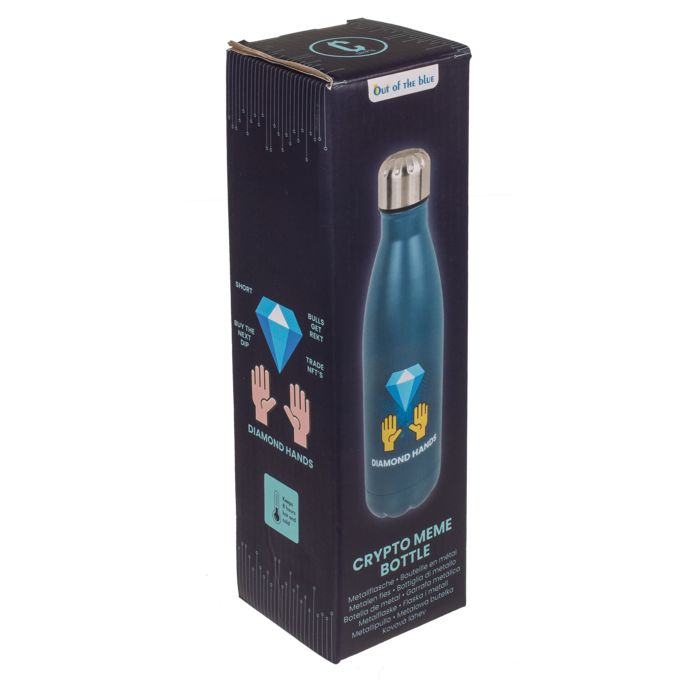 Trinkflasche in Verpackung. Blaue Flasche mit Diamant- und Hand-Motiv. Aufschrift "CRYPTO MEME BOTTLE".