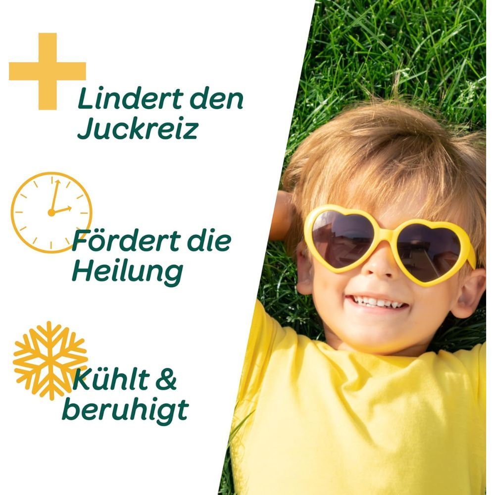 Kind mit Sonnenbrille liegt im Gras. Symbole: Lindert Juckreiz, fördert die Heilung, kühlt & beruhigt.