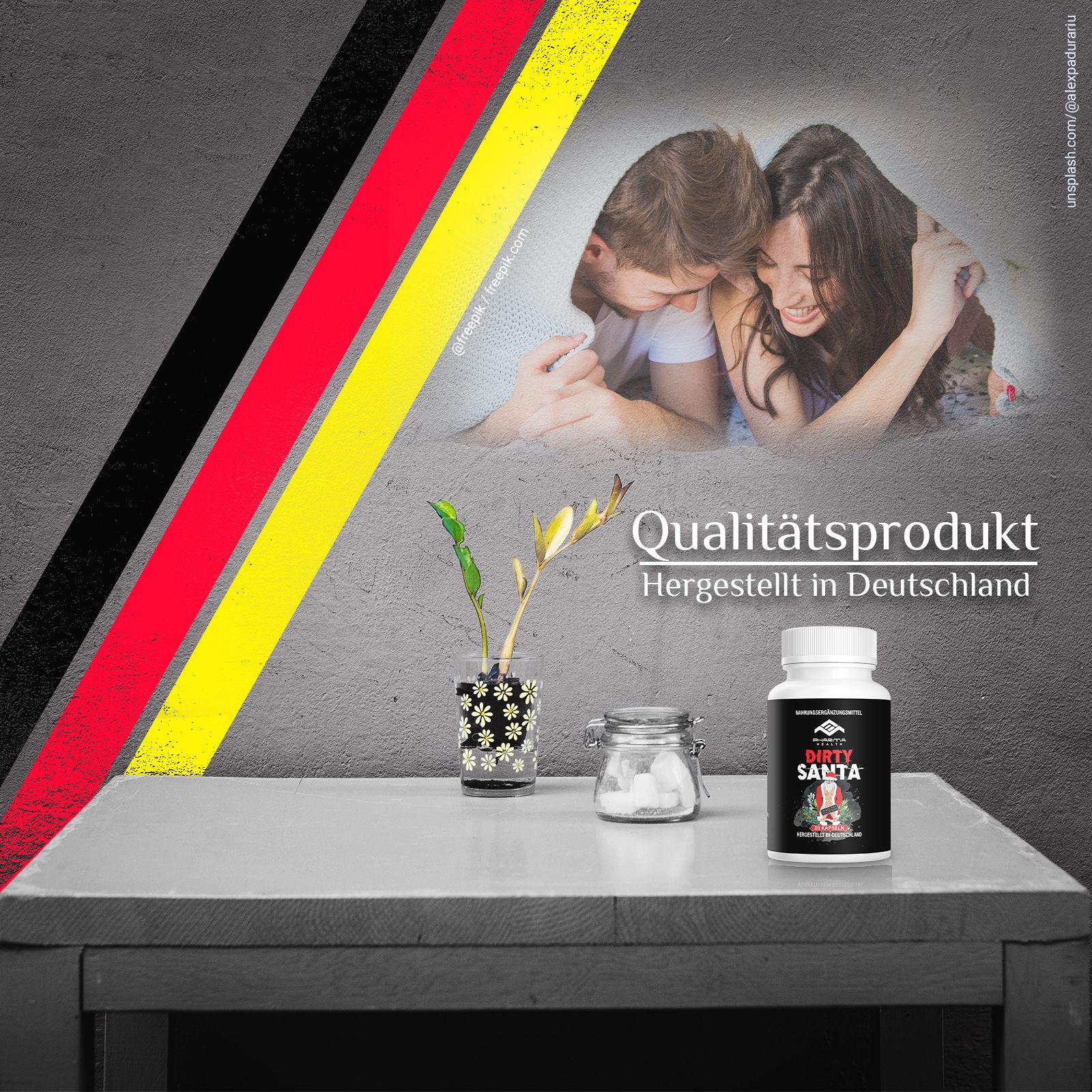 Weiße Flasche mit schwarzem Etikett. Aufschrift: Dirty Santa, Nahrungsergänzungsmittel. Auf Tisch, neben Dekoration und Text: Qualitätsprodukt.
