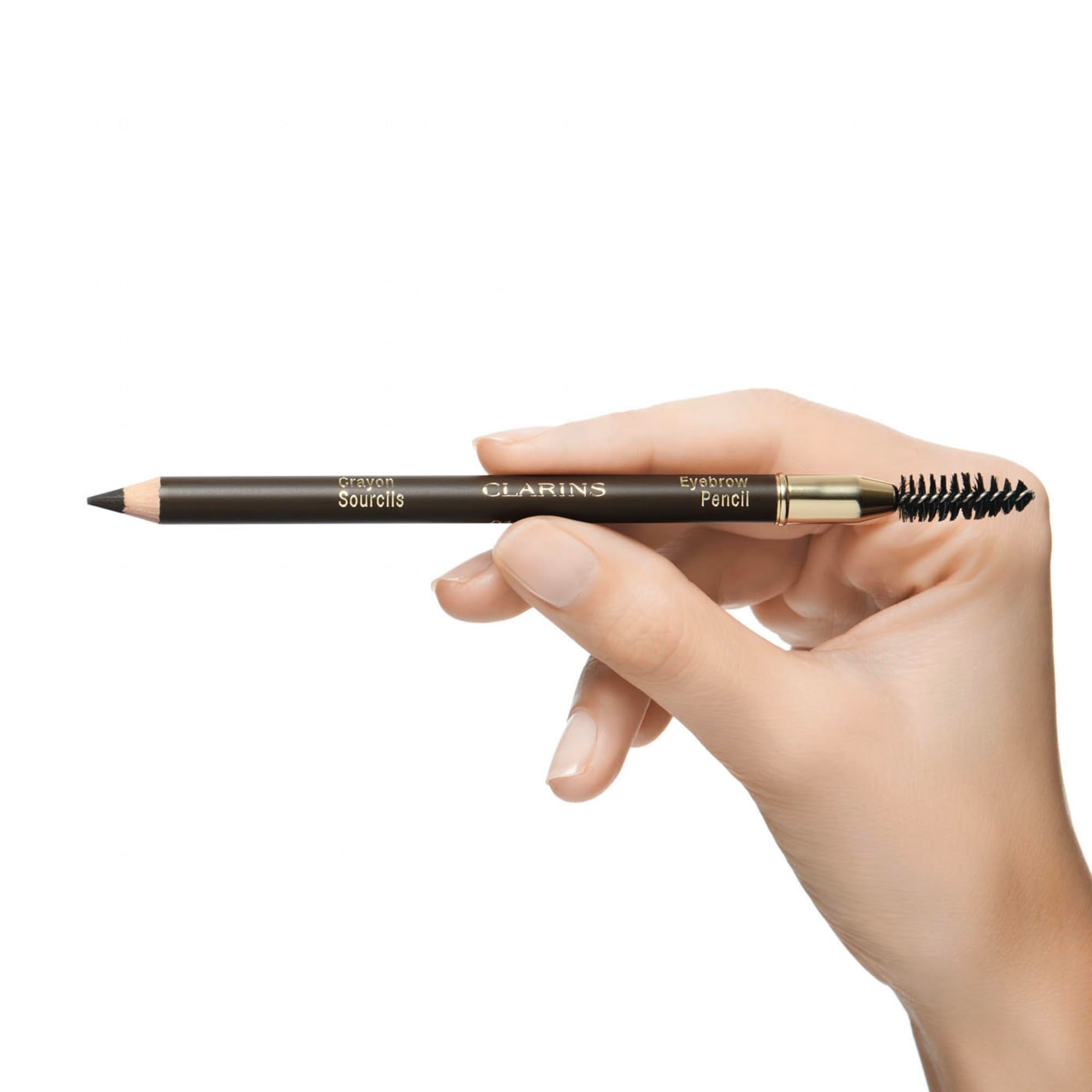 Augenbrauenstift in Hand gehalten. Bürste und Spitze sichtbar. Schwarzer Stift.