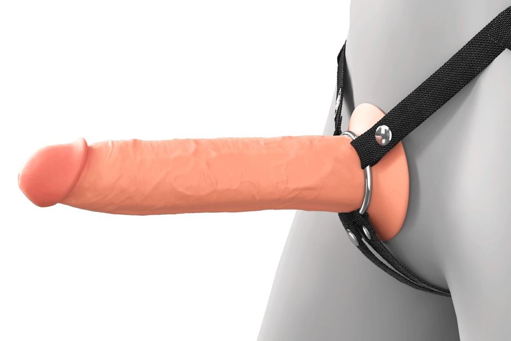 Penishülle mit schwarzem Umschnallriemen. Die Hülle ist hautfarben und an einem Modell befestigt. Der Riemen hat eine Schnalle.