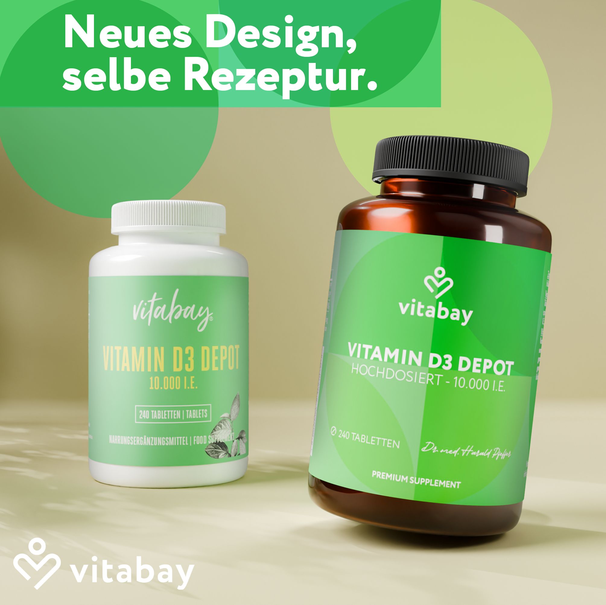 Zwei Flaschen Vitabay Vitamin D3 Depot 10.000 I.E. Tabletten. Eine weiße, eine braune Flasche. Grüne Etiketten mit Produktinformationen.