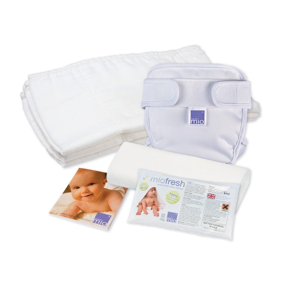 Weißes Stoffwindel-Set. Enthält Windeln, eine Überhose mit Klettverschluss, ein Paket mit Aufdruck und eine Broschüre mit Babyfoto.