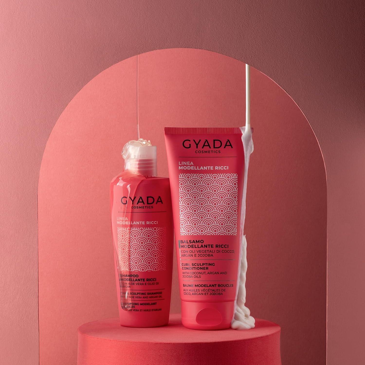 Gyada Cosmetics Locken-Sculpting Shampoo und Conditioner in rosa Verpackung.